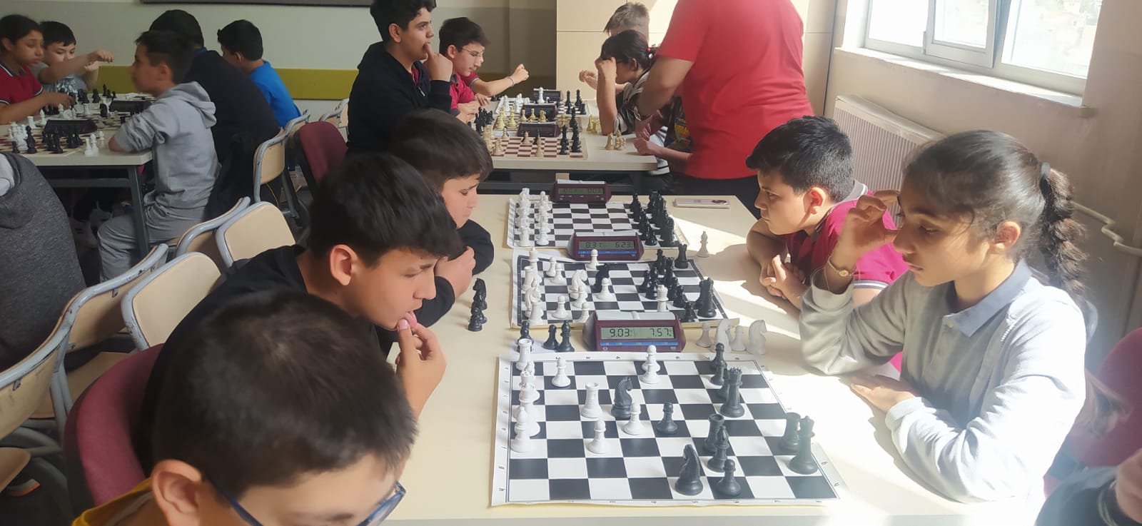 Bir 11 kişi ve satranç görseli olabilir